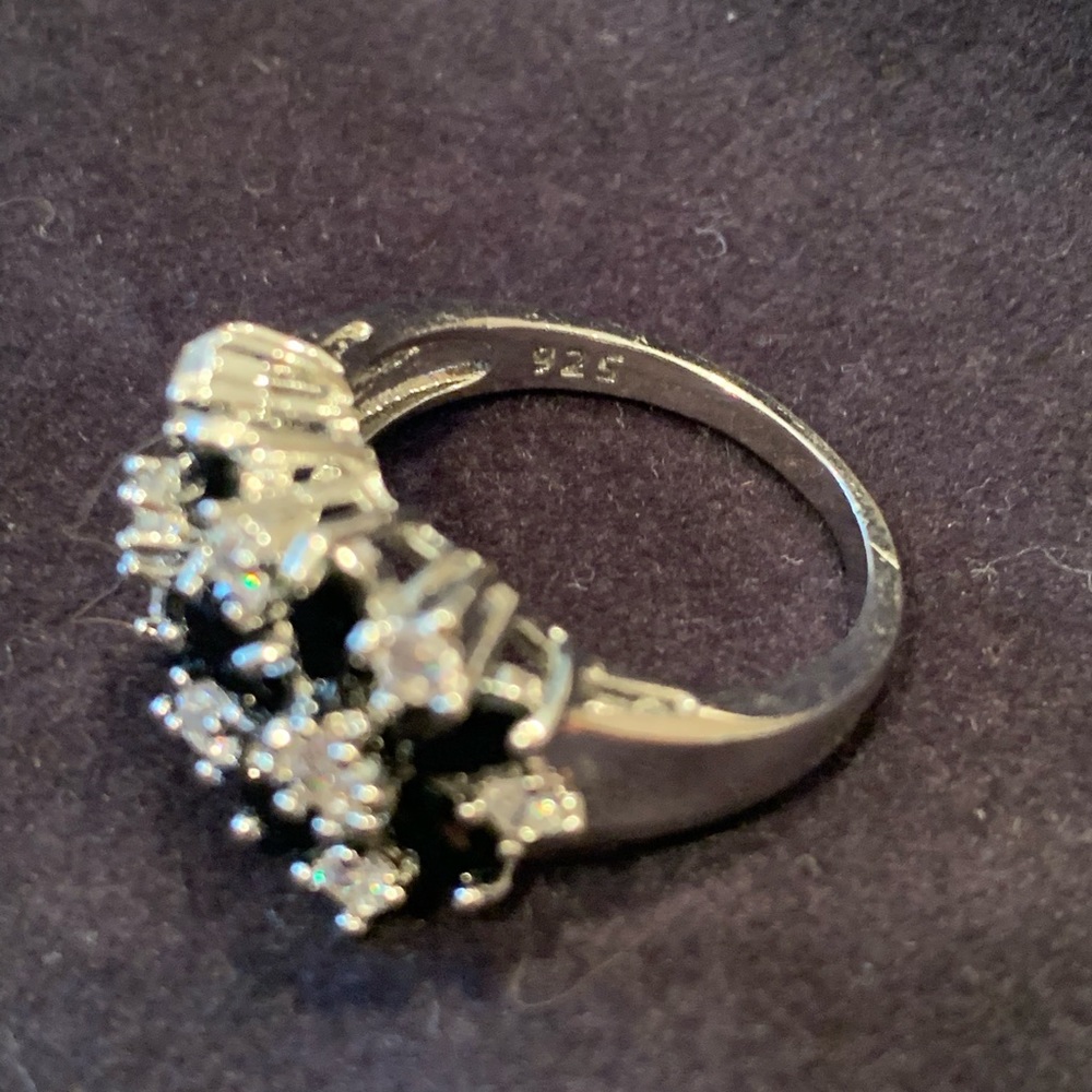 BEAUTIFUL BLACK & DIAMOND RING. LOOKS INCREDIBLY REAL. 925 STERLING SILVER - Picture 5 of 6